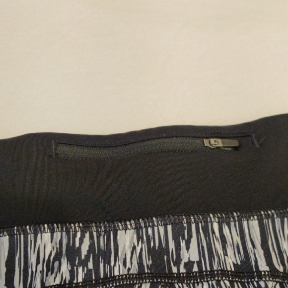 Nike Black and White Patterned Leggings - Picture 3 of 8